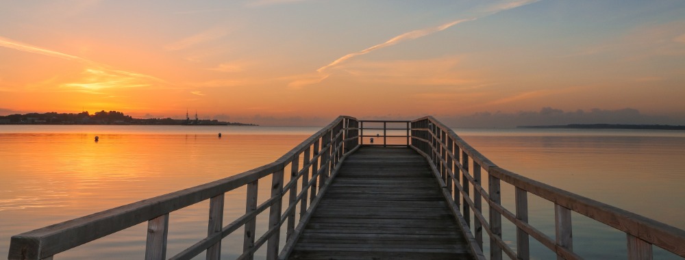 Un puente durante la puesta de sol