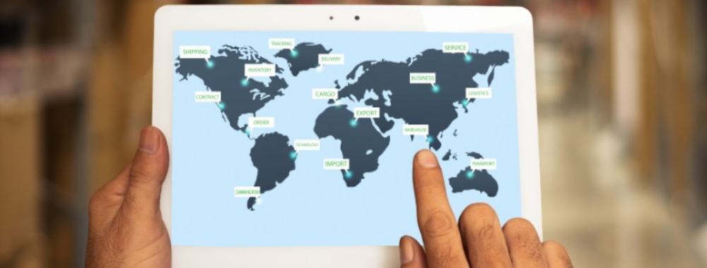 Mapa del mundo en una tableta, mostrando los sitios logísticos internacionales