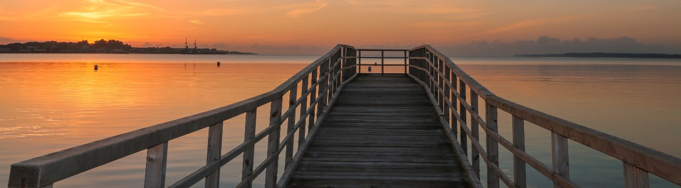 Un puente durante la puesta de sol