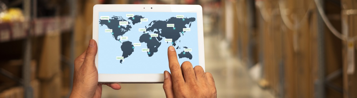 Mapa del mundo en una tableta, mostrando los sitios logísticos internacionales