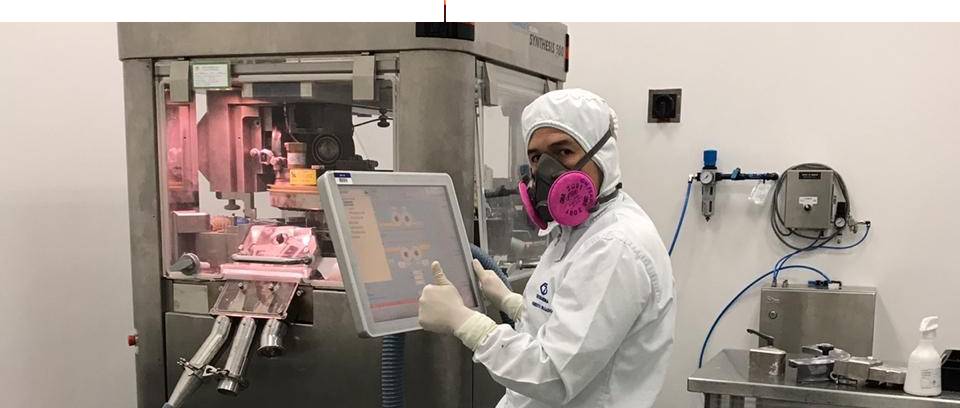 „Roberto Delgado, Plant Operator from the Ecuadorian site, setting up our tablet press”.