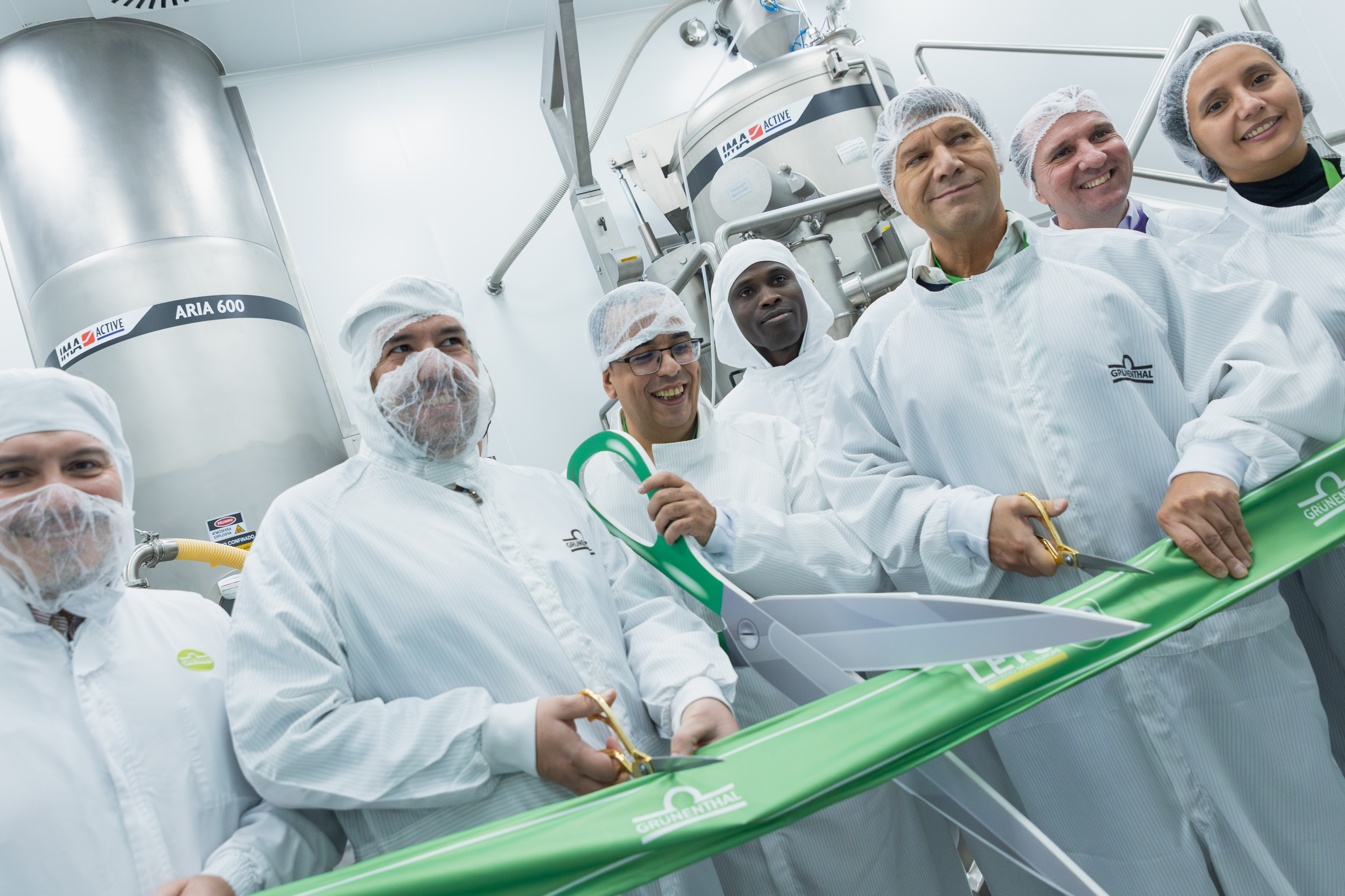 Víctor Barbosa, jefe Operaciones Globales y miembro del Comité Ejecutivo, inauguró oficialmente las nuevas instalaciones junto a Leonardo Tonelli, director de Santiago Site; Luis Lavega, gerente general de Grünenthal Chile; y otros ejecutivos de la compañía.