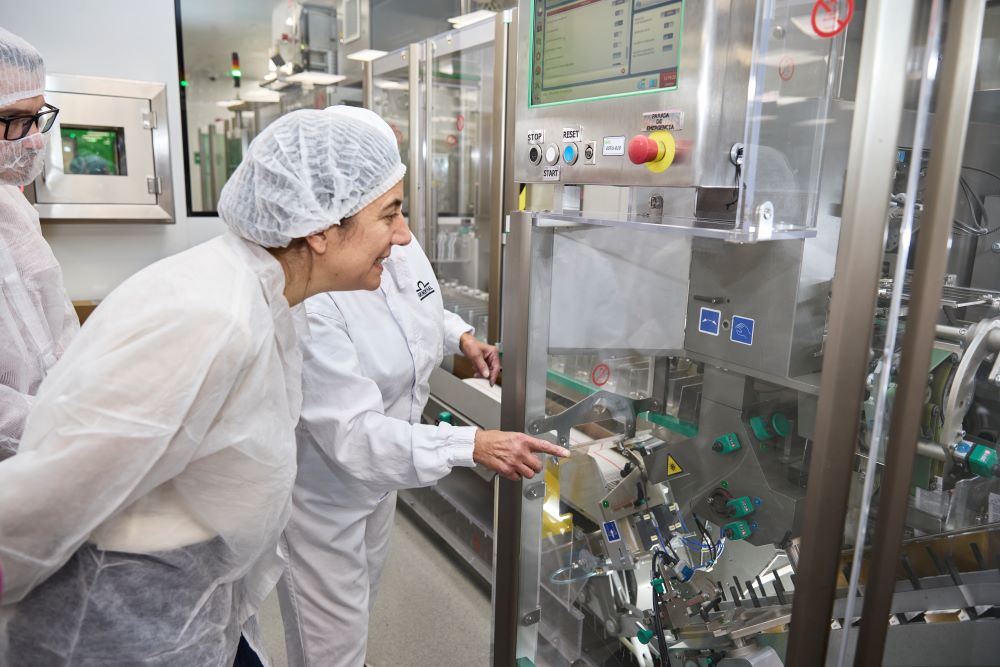 Durante la visita, la ministra y su equipo conocieron de cerca la tecnología y procesos productivos de Grünenthal.