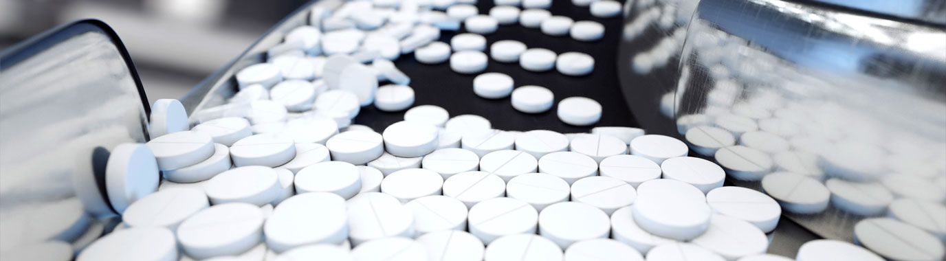 Pastillas blancas sueltas sobre un fondo negro