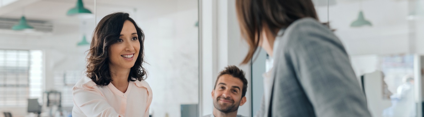 Compañeros de trabajo conversando en una oficina