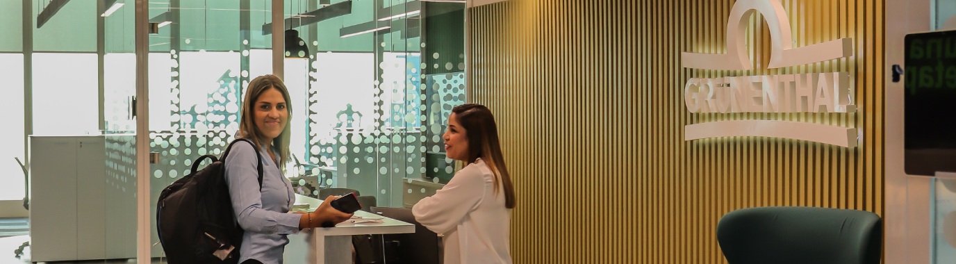 Dos jóvenes mujeres en la recepción de Grünenthal