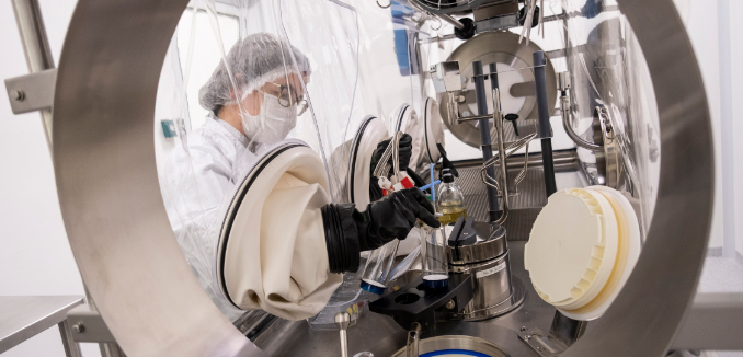 Joven farmacéutica produciendo un medicamento con una maquinaria