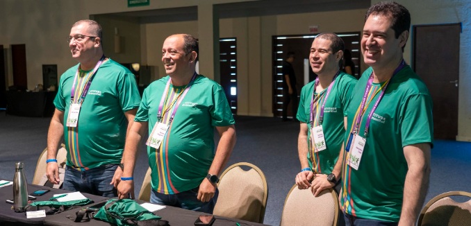 Cuatro hombres en un evento y con polo verde