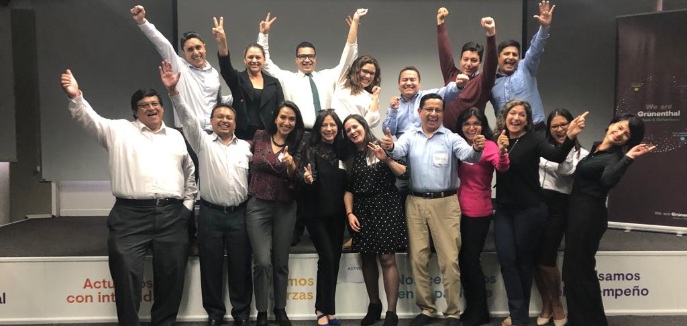 Grupo de personas felices levantando los brazos en un evento