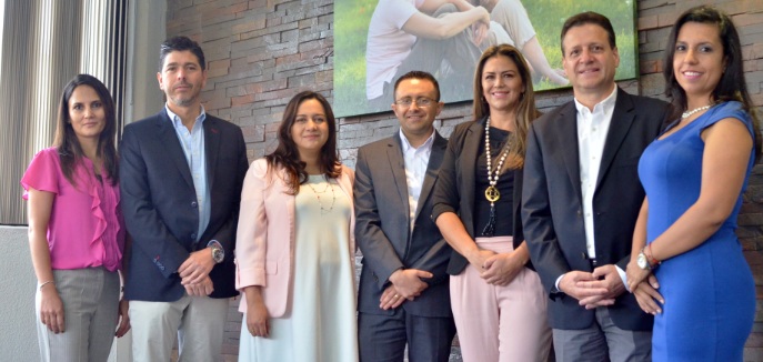 Grupo de personas con vestimenta formal sonriendo a la cámara