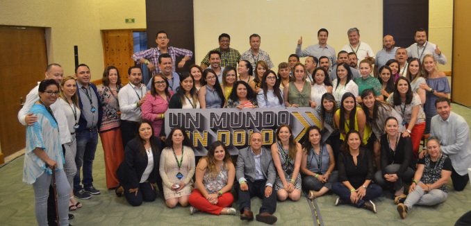 Grupo de personas agrupadas en el evento Un mundo sin dolor mirando a la cámara