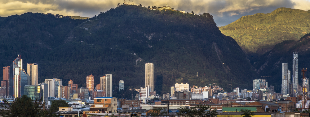 Vista panorámica de edificios y montañas en Colombia