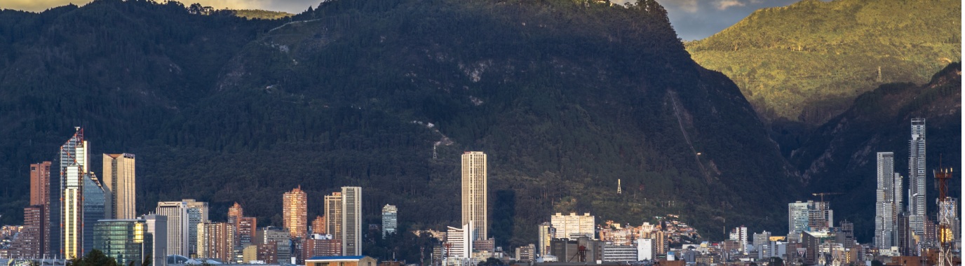 Vista panorámica de edificios y montañas en Colombia