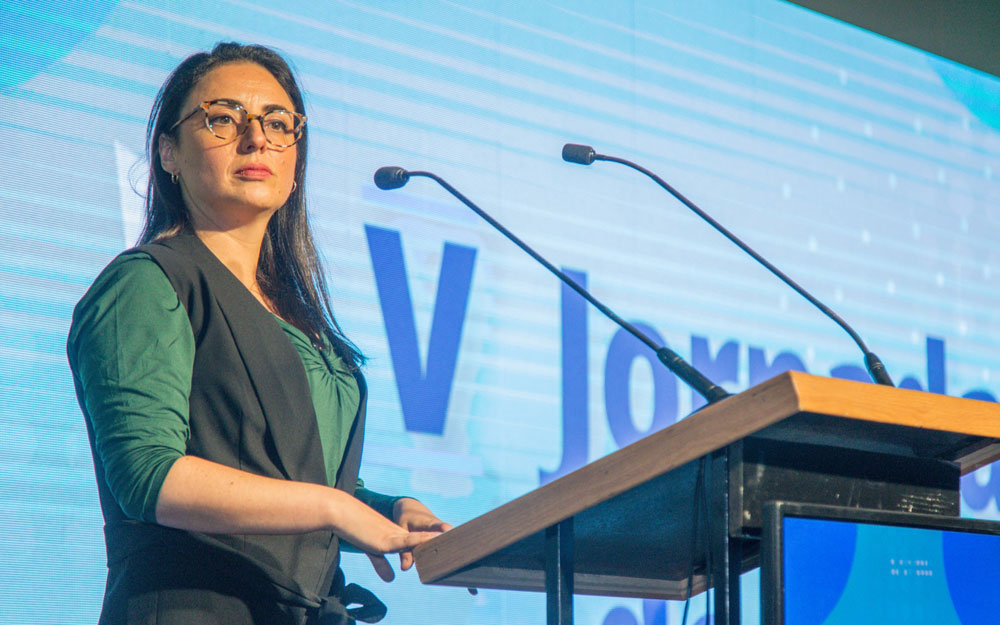 Valentina Vio, del equipo de Dirección Médica de Grünenthal, presentó a los speakers y moderó las mesas redondas.