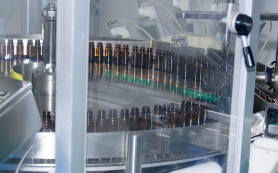 Maquinaria en proceso de realizar medicamentos de una planta farmacéutica